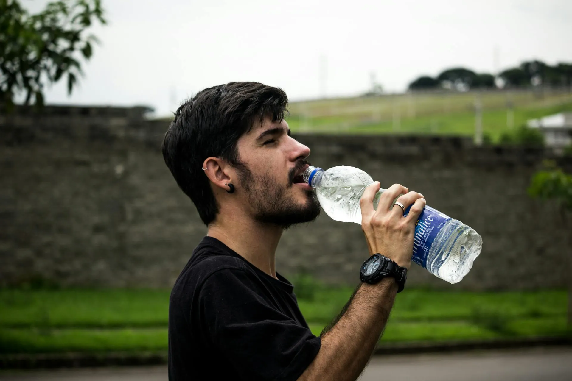 Persona estirando sus músculos de forma preventiva